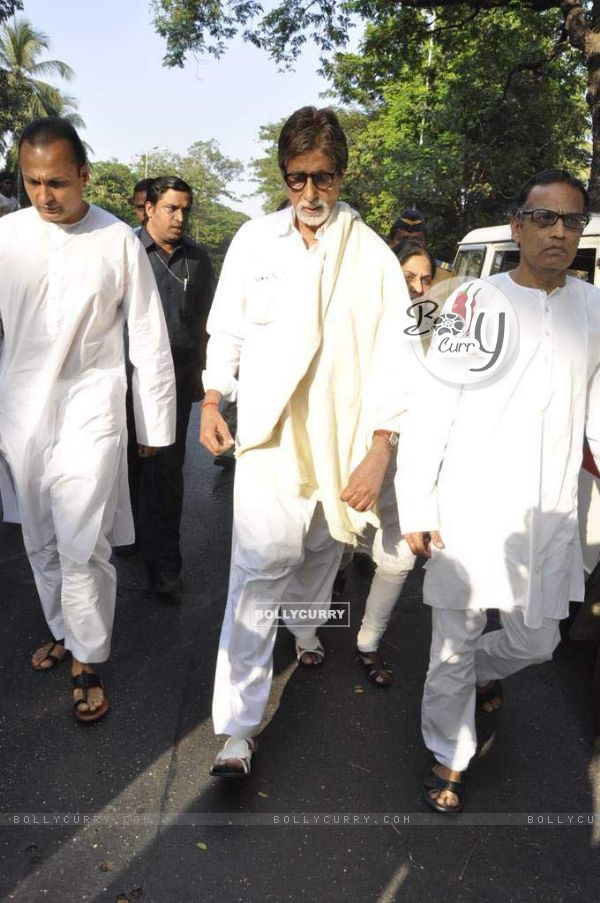Anil Ambani, Amitabh Bachchan joins others in paying last respects to Bal Thackeray in Mumbai