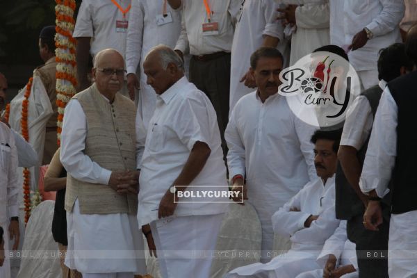 LK Adavani and Sharad Pawar at Funeral of Shiv Sena Supremo Balasaheb Thackeray