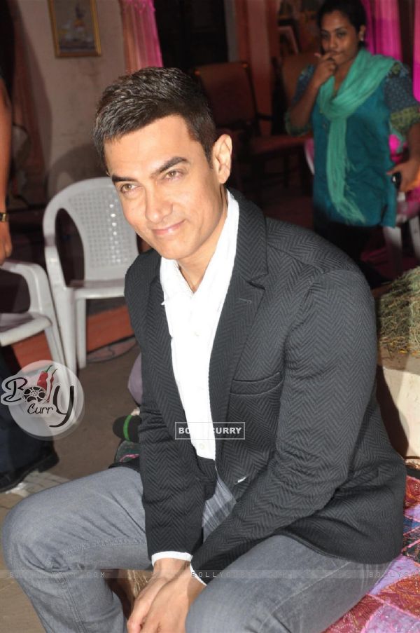 Aamir Khan on the sets of Yeh Rishta Kya Kehlata Hai to promote Talaash (241083)