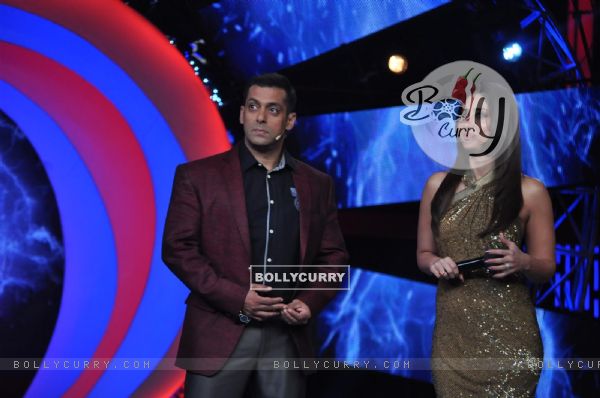 Salman Khan and Kareena Kapoor promoting Dabbang 2 on the sets of Big Boss 6 (242816)