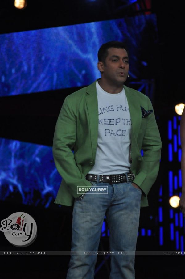 Salman Khan promoting Dabbang 2 on the sets of Big Boss 6 (242819)