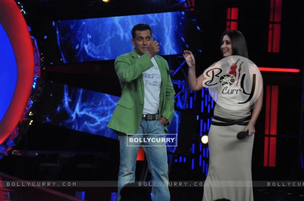 Salman Khan and Kareena Kapoor promoting Dabbang 2 on the sets of Big Boss 6 (242825)