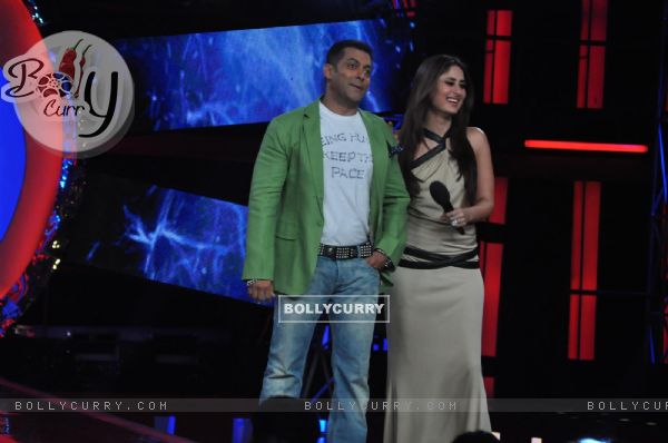 Salman Khan and Kareena Kapoor promoting Dabbang 2 on the sets of Big Boss 6 (242826)