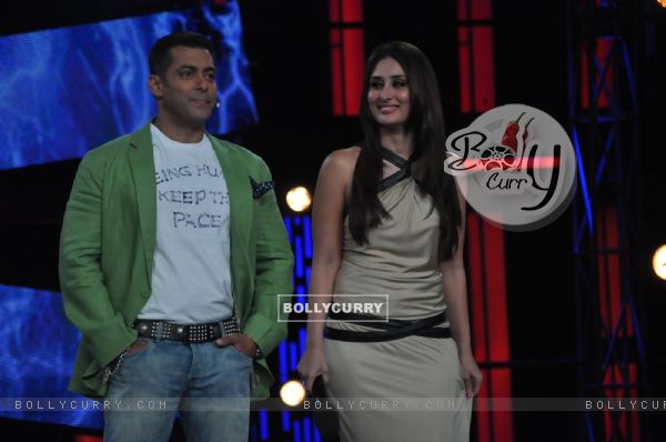 Salman Khan and Kareena Kapoor promoting Dabbang 2 on the sets of Big Boss 6 (242827)