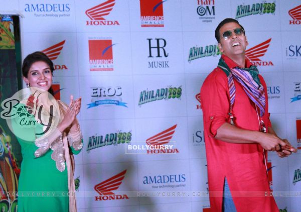 Akshay Kumar and Asin at a promotional event of  their  film ''Khiladi 786'' (243073)