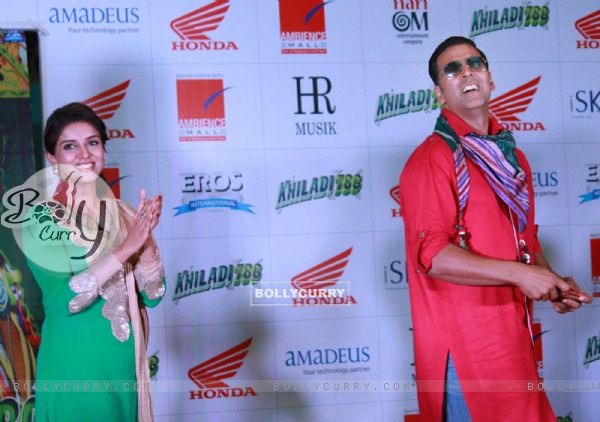 Akshay Kumar and Asin at a promotional event of  their  film ''Khiladi 786'' (243074)