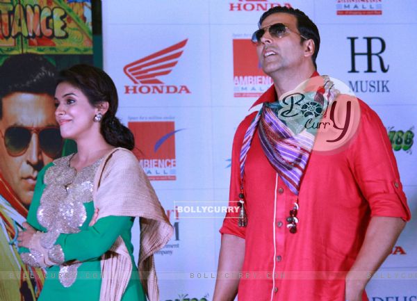 Akshay Kumar and Asin at a promotional event of  their  film ''Khiladi 786'' (243078)
