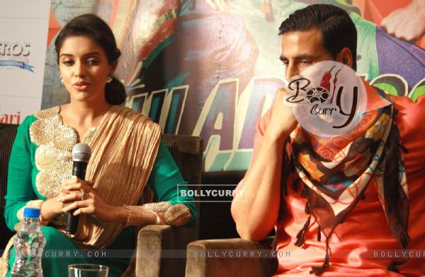 Akshay Kumar and Asin at a press conference for the  film ''Khiladi 786'' (243085)