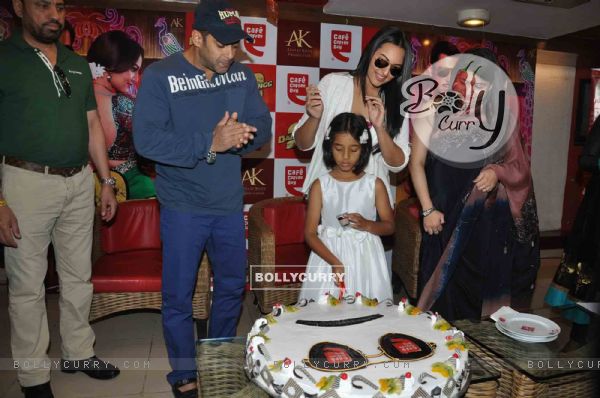 Salman Khan and Sonakshi Sinha at film DABANGG 2 promotions at Cafe Coffee Day (247365)