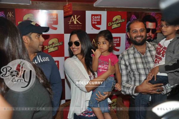 Salman Khan and Sonakshi Sinha at film DABANGG 2 promotions at Cafe Coffee Day (247370)