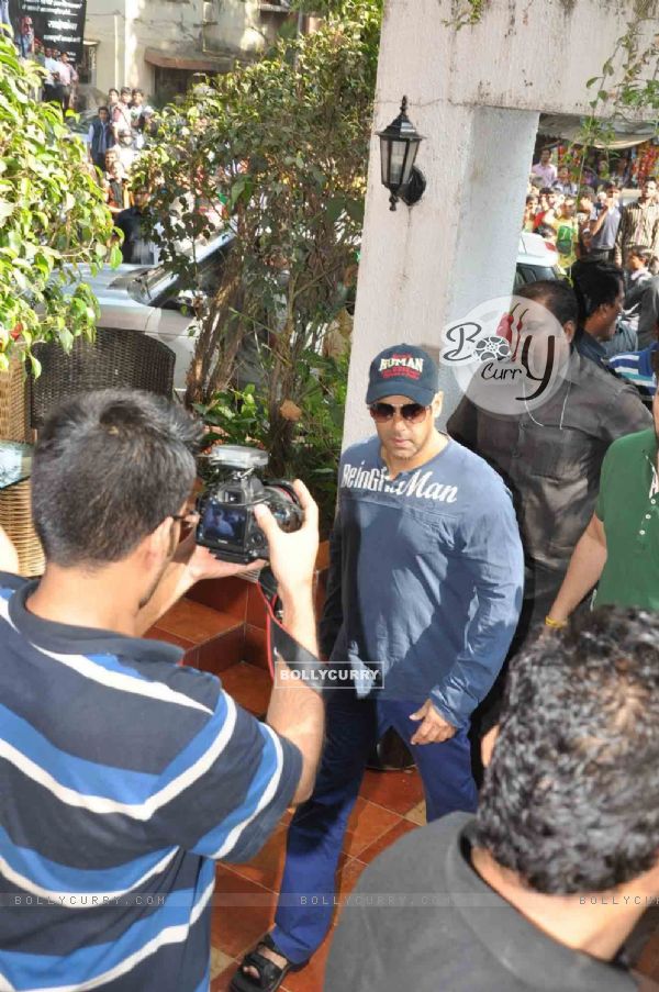 Salman Khan at film DABANGG 2 promotions at Cafe Coffee Day (247374)