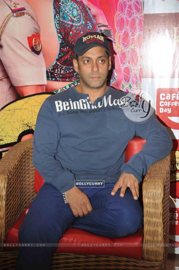 Salman Khan at film DABANGG 2 promotions at Cafe Coffee Day (247375)