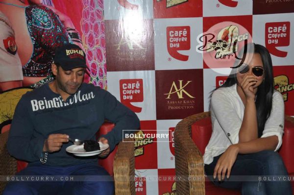 Salman Khan and Sonakshi Sinha at film DABANGG 2 promotions at Cafe Coffee Day (247386)
