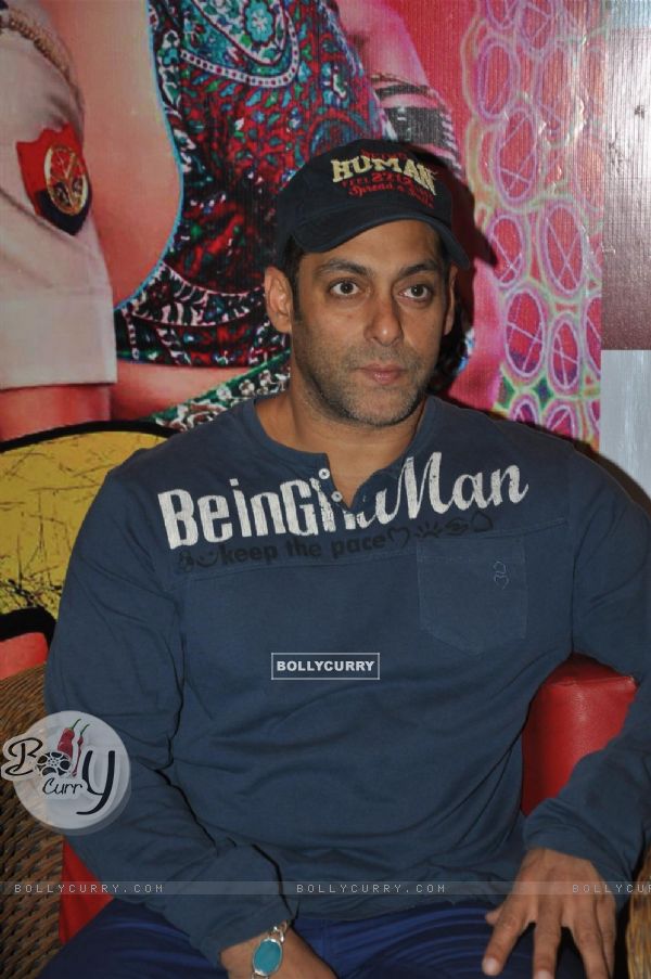 Salman Khan at CCD ties-up with Dabangg2 to organise a meet-n-greet session (247687)