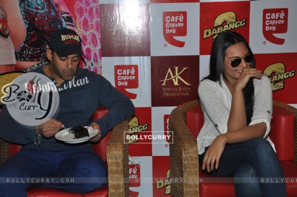 Salman Khan and Sonakshi Sinha at CCD ties-up with Dabangg2 to organise a meet-n-greet session (247688)