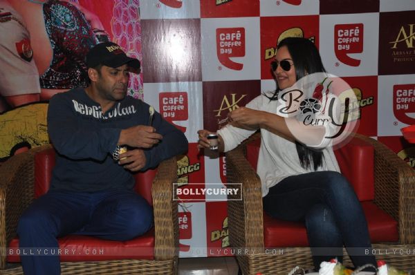 Salman Khan and Sonakshi Sinha at CCD ties-up with Dabangg2 to organise a meet-n-greet session (247689)