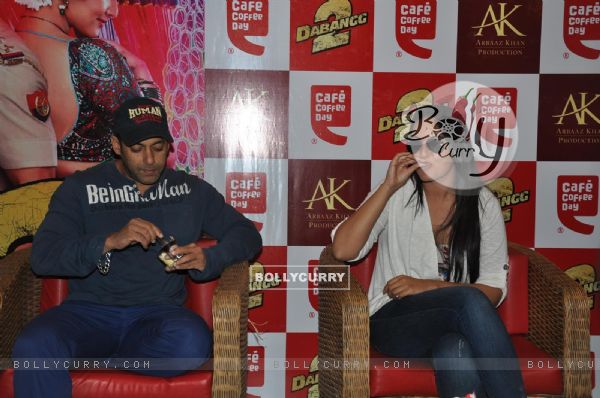 Salman Khan and Sonakshi Sinha at CCD ties-up with Dabangg2 to organise a meet-n-greet session (247691)