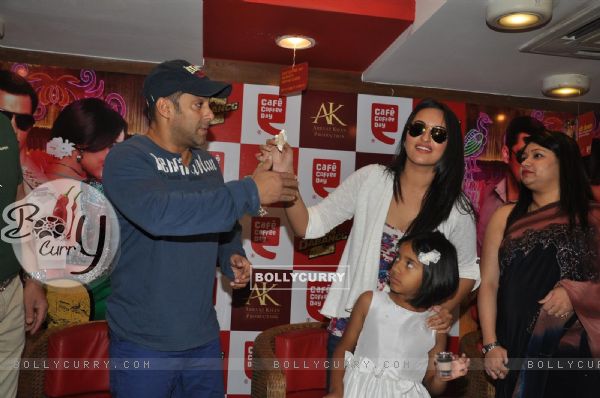 Salman Khan and Sonakshi Sinha at CCD ties-up with Dabangg2 to organise a meet-n-greet session (247695)