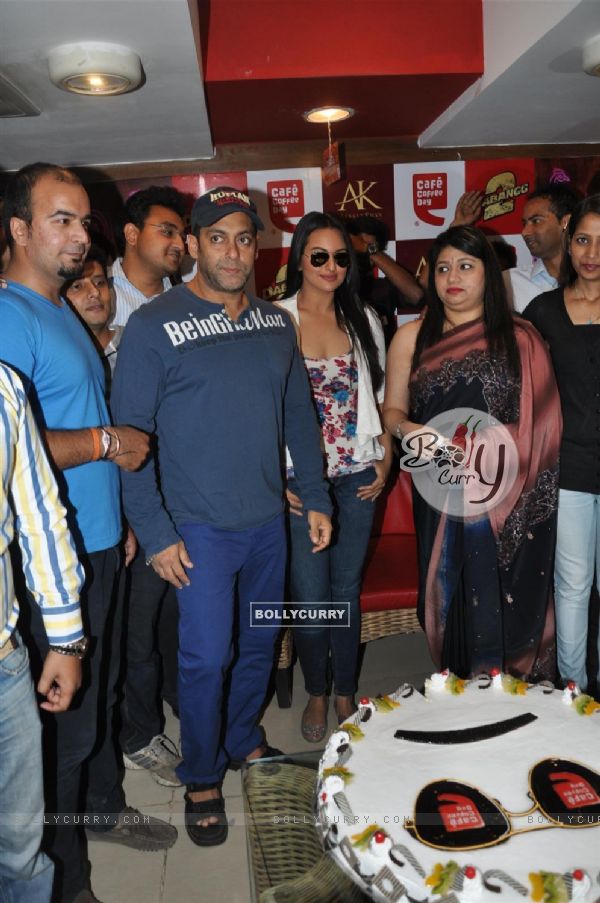 Salman Khan and Sonakshi Sinha at CCD ties-up with Dabangg2 to organise a meet-n-greet session (247697)