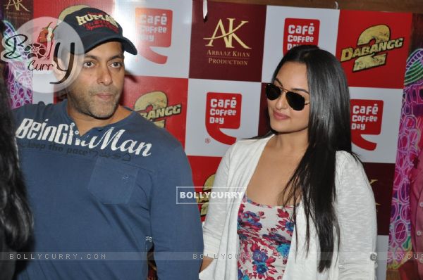Salman Khan and Sonakshi Sinha at CCD ties-up with Dabangg2 to organise a meet-n-greet session (247698)