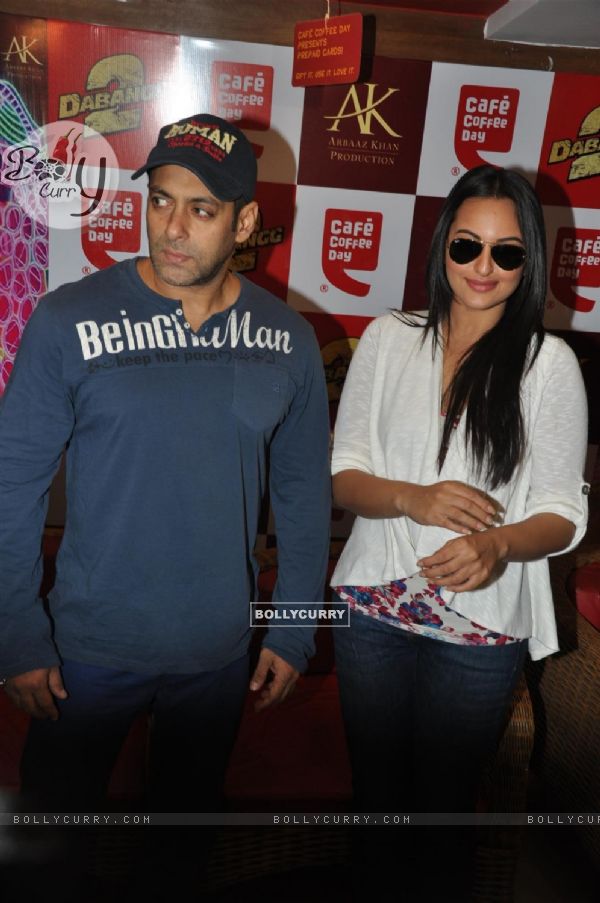Salman Khan and Sonakshi Sinha at CCD ties-up with Dabangg2 to organise a meet-n-greet session (247700)