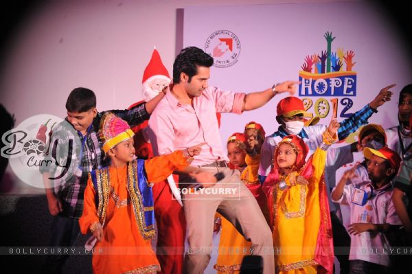 Varun Dhawan performed for Cancer affected Childrens on Christmas Eve