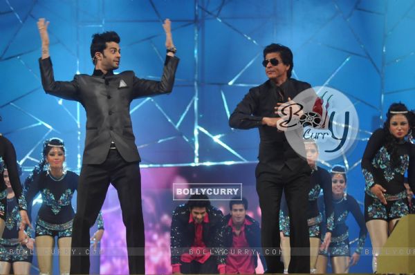 Manish Paul with Shahrukh Khan at Mumbai Police Show UMANG 2013 in Mumbai