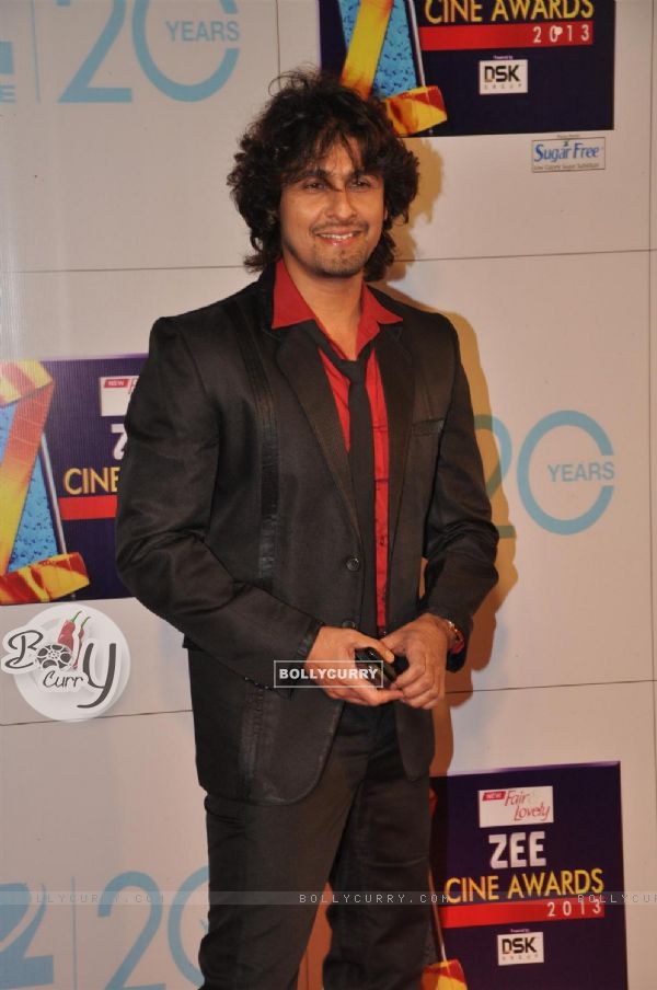 Sonu Nigam at Zee Cine Awards 2013