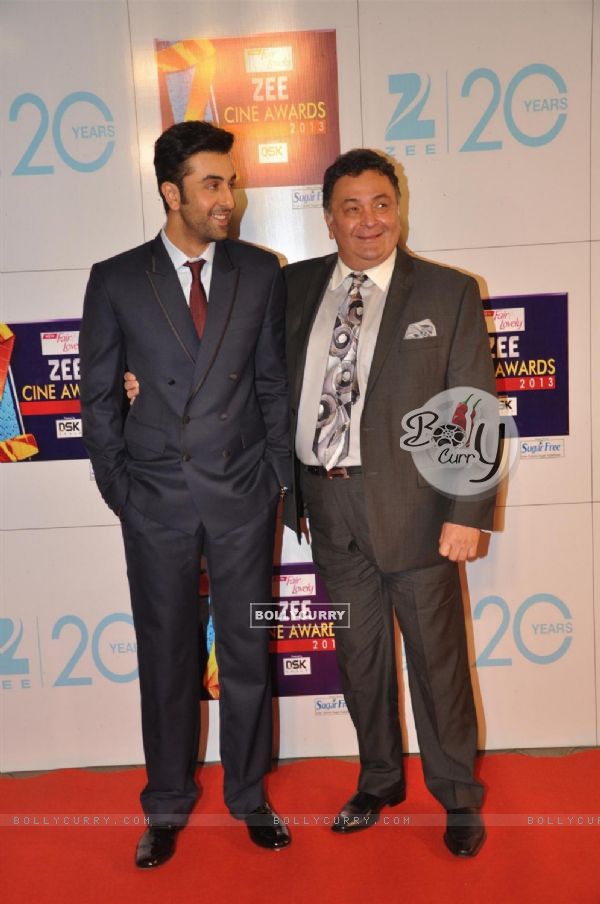 Ranbir Kapoor with father Rishi Kapoor at Zee Cine Awards 2013
