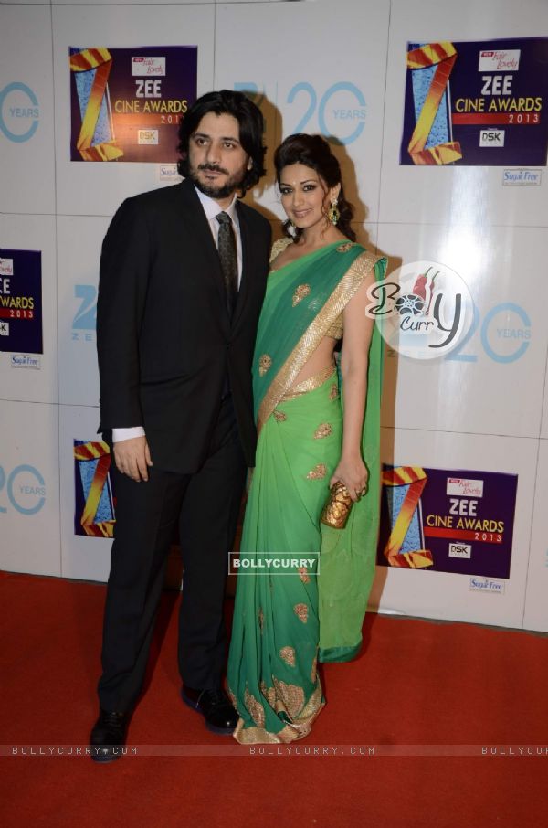 Sonali Bendre with husband Goldie Behl at Zee Cine Awards 2013
