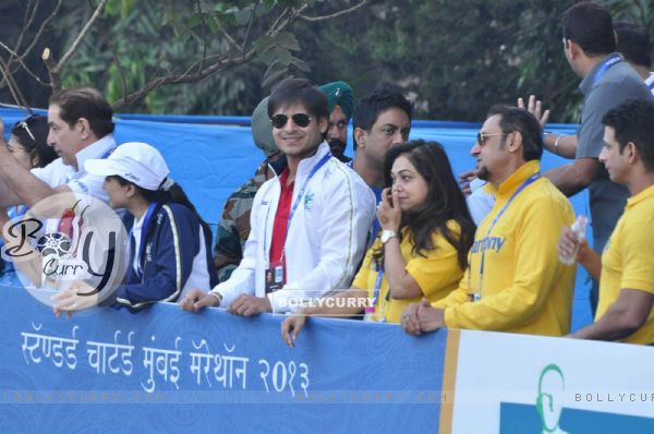 Vivek Oberoi,Gulshan Grover, Sharman Joshi and Tina Ambani at the Standard Chartered Mumbai Marathon