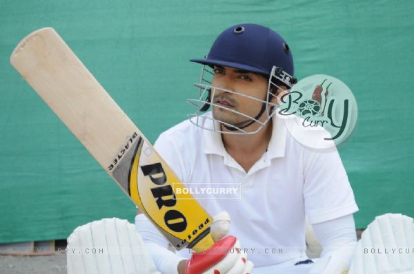 Gurmeet Choudhary plays Cricket!