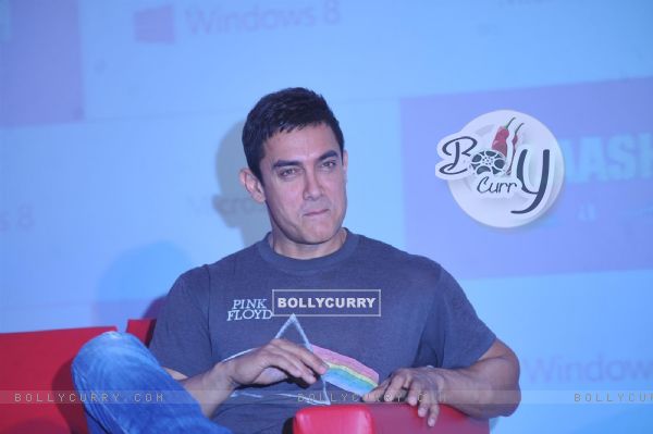 Aamir Khan pose during the felicitates winners of the Microsoft- Talash contest (274298)