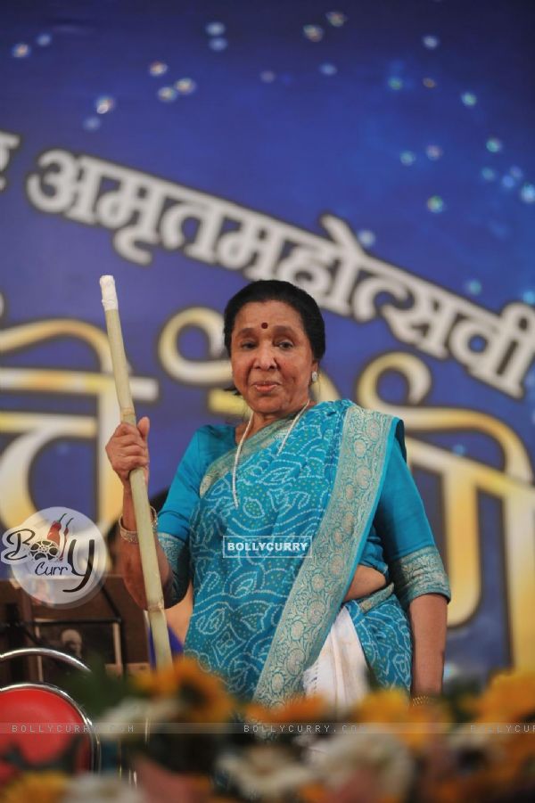 Asha Bhonsle at Pandit Dinanath Mangeshkar Awards ceremony