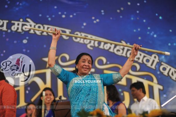 Asha Bhonsle at Pandit Dinanath Mangeshkar Awards ceremony