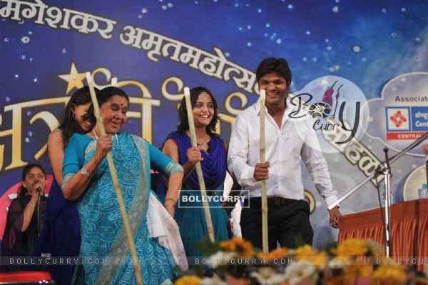 Asha Bhonsle at Pandit Dinanath Mangeshkar Awards ceremony