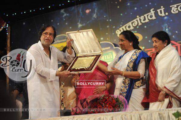 Hridaynath Mangeshkar, Asha Bhonsle & Lata Mangeshkar at Pandit Dinanath Mangeshkar Awards ceremony