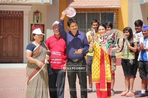 Sailesh Lodha and Nehha Mehhta with Taarak Mehata fans