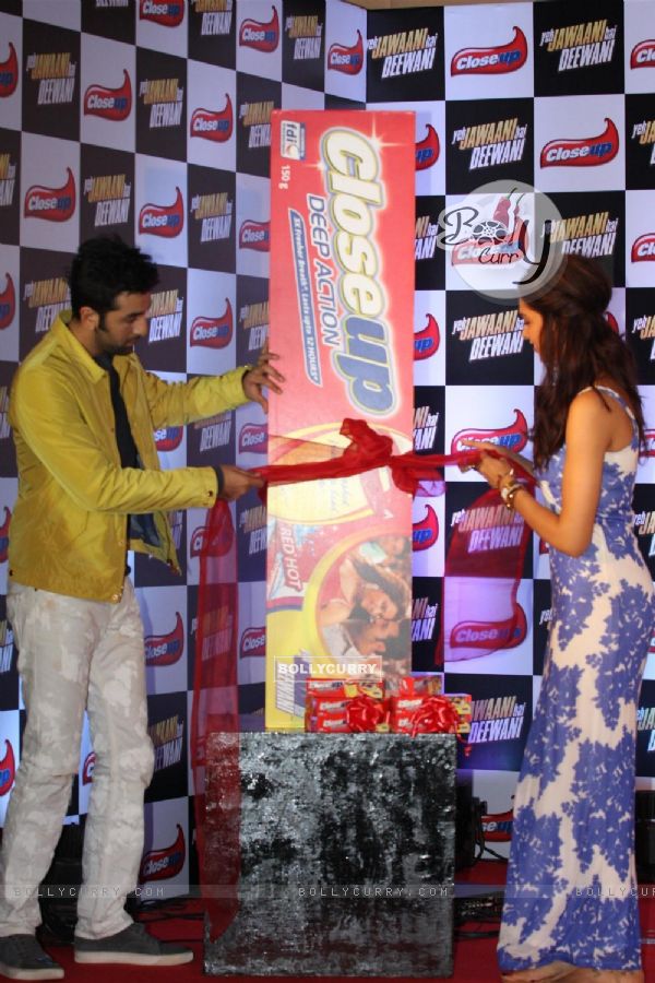 Ranbir Kapoor & Deepika Padukone at Close Up event for promotion of Yeh Jawani Hai Deewani (280675)