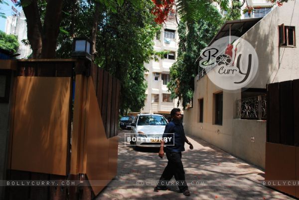 Mahesh Bhatt & Raza Murad Visits Jia Khan's Residence at Juhu