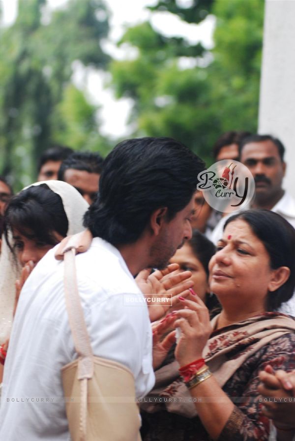 Shahrukh Khan consoles Madhu Chopra at Priyanka Chopra's father's funeral