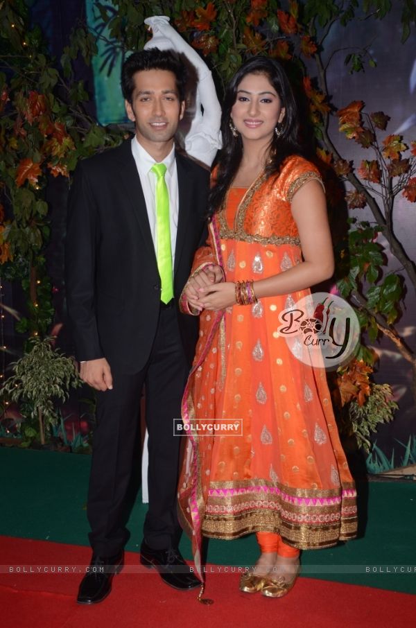 Nakuul Mehta and Disha Parmar at Star Parivaar Awards 2013