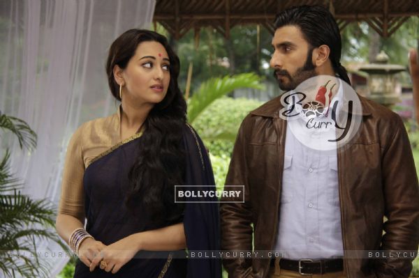 Ranveer Singh and Sonakshi Sinha On the sets of Uttaran to promote the film Lootera (284899)