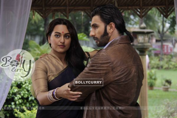 Ranveer Singh and Sonakshi Sinha On the sets of Uttaran to promote the film Lootera (284901)