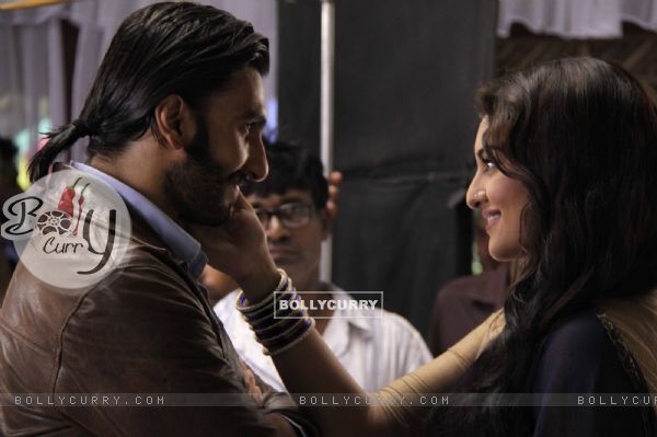 Ranveer Singh and Sonakshi Sinha On the sets of Uttaran to promote the film Lootera (284902)