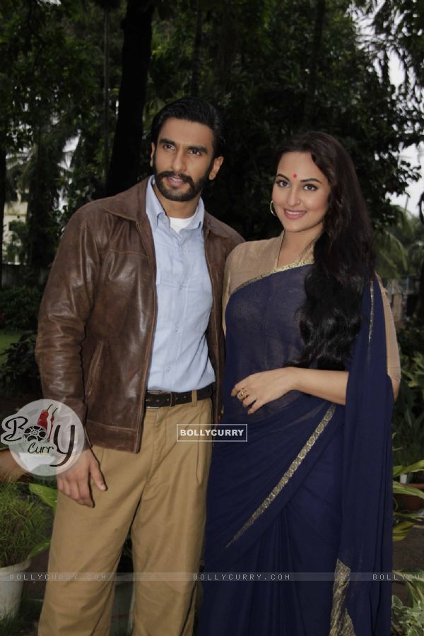 Ranveer Singh and Sonakshi Sinha On the sets of Uttaran to promote the film Lootera (284904)