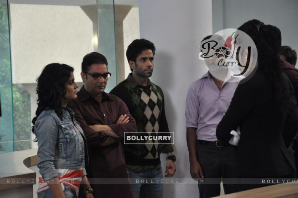 Vishakha Singh, Vinay Pathak and Tusshar Kapoor at Film Bajaate Rahoo Promotion on the set of CID