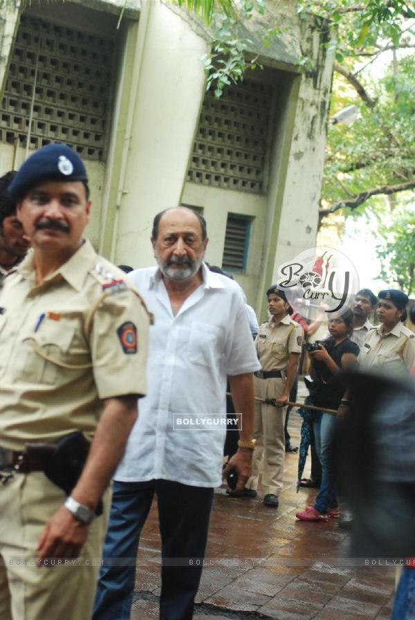 Tinu Anand at Bollywood Legendary villain Actor Prans cremation