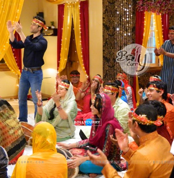Cast promotes film Bajatey Raho on the set of Parvarrish (288321)