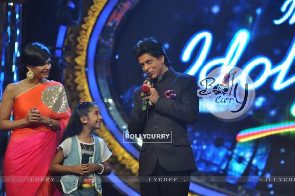 Mandira Bedi, Sugandha with Shah Rukh Khan at Film Chennai Express Promotion at Indian Idol Junior (288583)